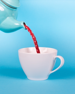 голубой чайник, красный чай и белая чашка