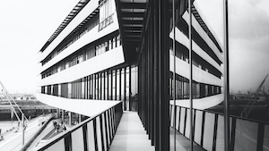 современная архитектура, черно-белая фотография 