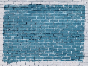 Бело-голубая кирпичная стена