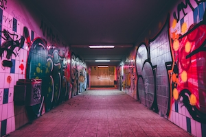 подземный переход с граффити на стенах 