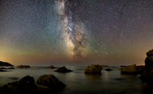 Летнее ночное небо на побережье,  разноцветные космические пятна, звездное небо, космос 