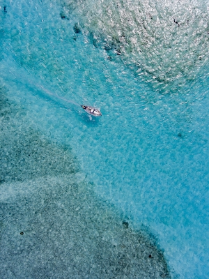 фото бирюзового моря сверху, лодка в море 