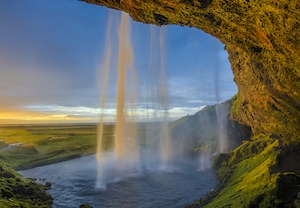 водопад, фото Изнутри, фото водопада с другой стороны во время золотого часа 