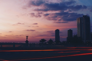 панорама города на закате на длинной выдержке 