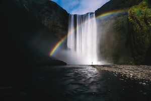 большой водопад, высокая отвесная скала, радуга 
