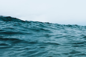 волнующееся море, морские волны, рябь на поверхности воды