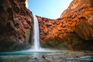 водопад и красные скалы, вода в каньоне, река в каньоне 