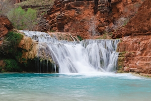 комплекс каскадных водопадов в каньоне 