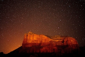 скалы каньона, звездное небо ночью 