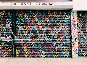Стена любви, граффити в виде сердечек на стене