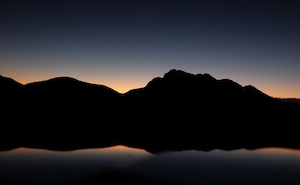 озеро и горы на восходе солнца 