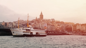 Панорама Стамбула с воды на закате