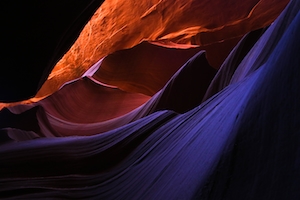 красные скалы каньона, фиолетовый свет 