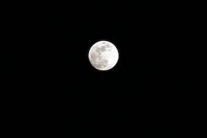 Лунный свет, изображение луны на черном фоне 
