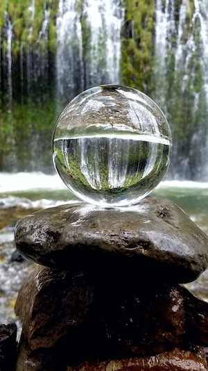 Вода и шар
