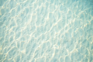 свет играет в воде, голубая вода и белый песок 