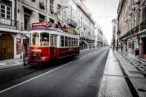 Красный трамвай на улице, перспектива 