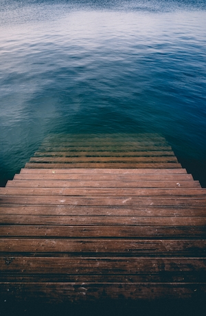 Деревянная лестница на пристань для яхт, уходит в воду 