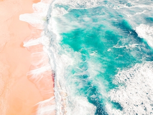 бирюзовое побережье с белым песком, фото с воздуха 