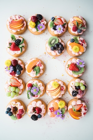 Пончики, украшенные фруктами и цветами