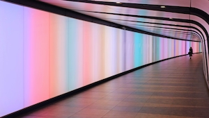 размытый разноцветный свет в тоннеле 