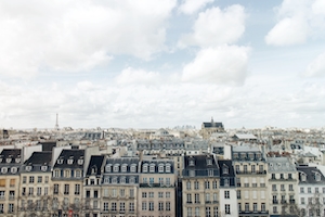 Парижские здания с облаками