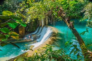 Ручей в джунглях, комплекс каскадных водопадов, камни, несколько уровней тропических водопадов 