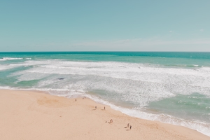 Вид с беспилотника на песчаный пляж
