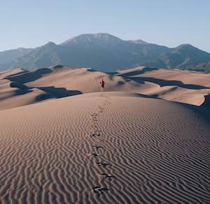 Одинокий поход по пустыне, песчаная дюна, пески в пустыне, пейзаж в пустыне