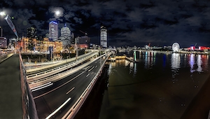 Ночная панорама города Брисбен со зданиями и рекой
