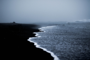 пляж с черным песком, темное море 