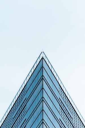 Треугольный угол фасада на фон неба, стекло 