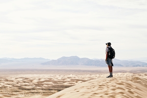 Исследуем дюны, песчаная дюна, пески в пустыне, пейзаж в пустыне, человек в пустыне 