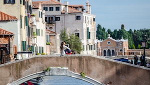 мост через канал в венеции 
