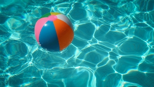 Лето, бассейн, мяч
