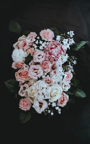 Бледно-розовые и белые цветы