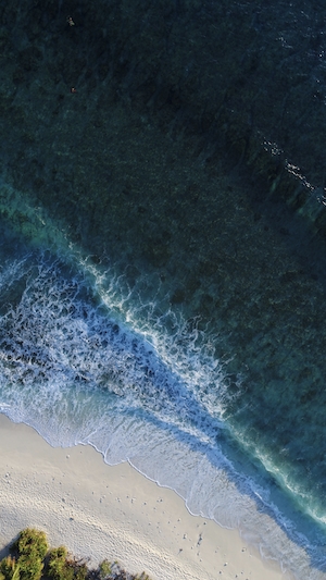 Вид с высоты птичьего полета на мальдивский пляж