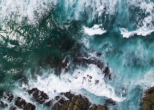 скалистый берег побережья, волны, морская пена, фото сверху