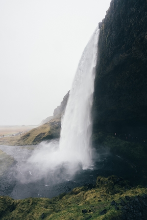 Сельяландсфосс, отвесный водопад посреди высоких отвесных скал, бассейн 