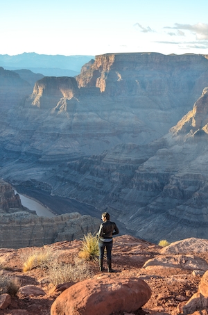 Турист, затерянный в Большом каньоне, горный пейзаж, каньон на закате, панорама каньона 