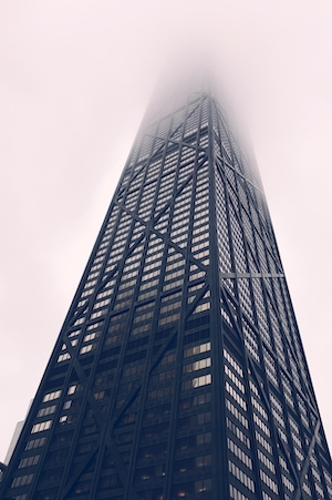 Исчезающий в облаках небоскреб, черная металлическая конструкция 