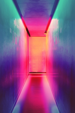 коридор с цветным светом 