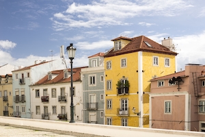 Часть отремонтированного дома на одной из улиц рядом с Пантоном в Лиссабоне.