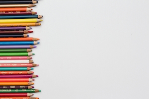 цветные карандаши на белом фоне 