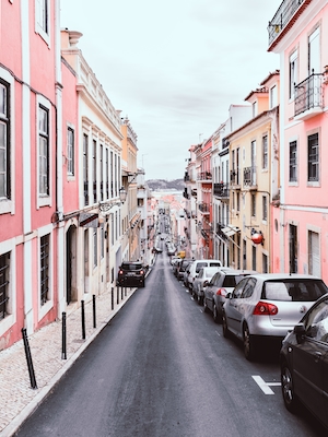 Улица с разноцветными домами в перспективе 