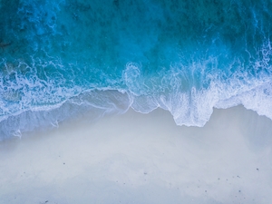 пляж, белый песок, голубая вода, фото сверху 