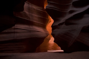свет в красных скалах каньона, сквозь красные стены каньона 