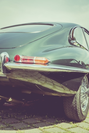 Черный культовый британский винтажный классический олдтаймер – Jaguar E Type Sport Coupé, фото сзади