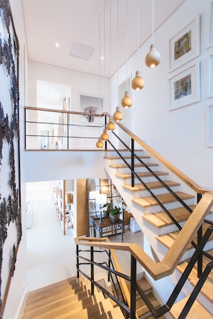 Белые стены, деревянная лестница, скандинавский стиль, железные перила с деревом