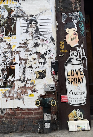 граффити и оборванные листовки на стене 